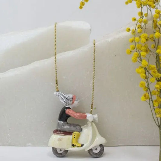 Colgante 3D Chica en Vespa